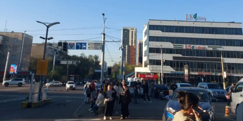Алматылықтар жер сілкінісі дегенді естіп үйлерінен атып шыға бастады (ВИДЕО)