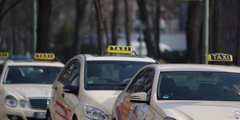 Қазақстанда такси жүргізушілері мен курьерлер кәсіпкер ретінде саналмайтын болды