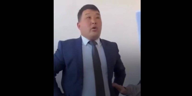 Әкім ауыл тұрғындарын полицияның көзінше боқтаған