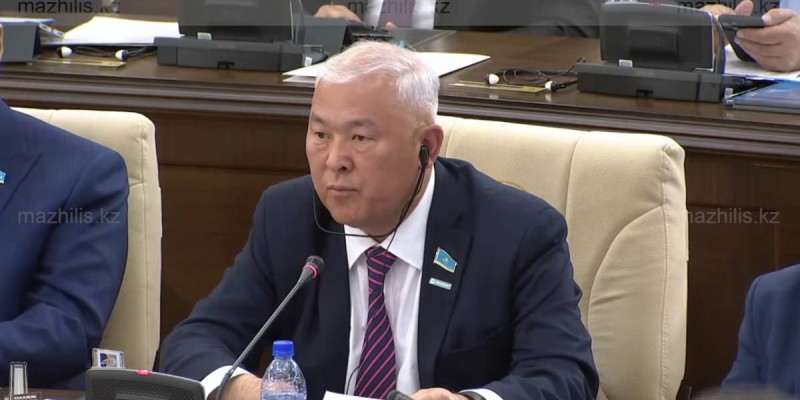 Мұрат Әбенов мемлекеттік телеарналарды сынға алды