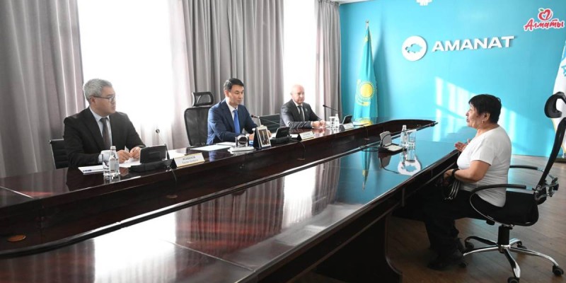 Алматы әкімі Дархан Сатыбалды «AMANAT» партиясында азаматтарды жеке қабылдады