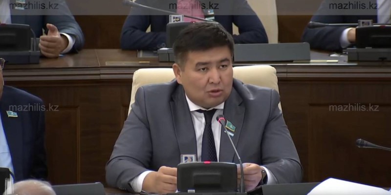 Депутат жолақының 500 теңгеге дейін көтерілуін абсурд деп атады