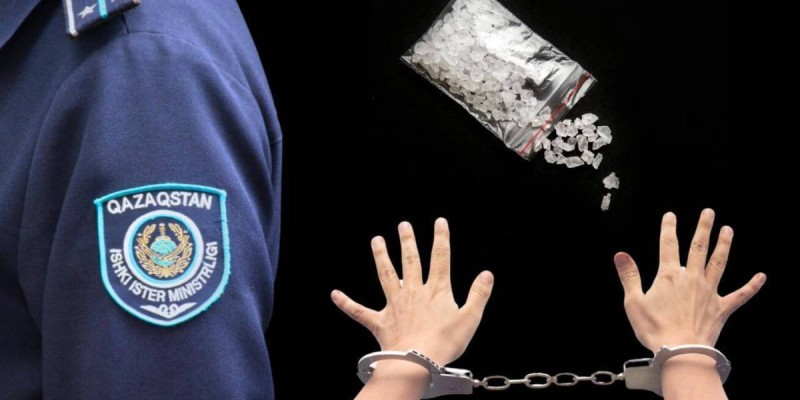 Түркістан облысында полицейлер тәркіленген есірткіні сатып жатқан жерінен ұсталды