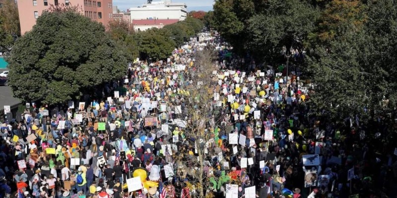АҚШ пен Еуропада «Патшаларға жол жоқ» ұранымен митингілер өтіп жатыр