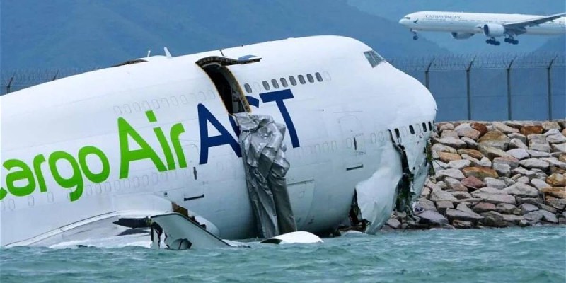 Гонконгта жүк таситын Boeing ұшақ жолағынан шығып, теңізге құлады: қаза тапқандар бар