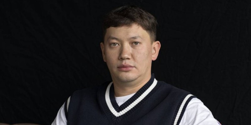 "Жыныс мүшесіне тақия кигізу": Танымал журналистің сөзі елдің ашуын туғызды (ФОТО)