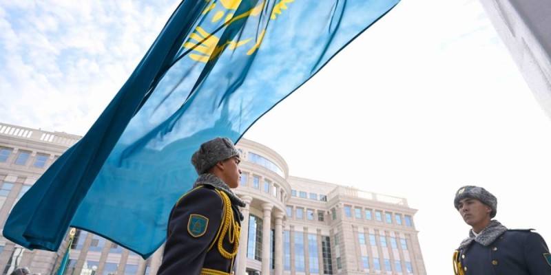 Президент Мемлекеттік ту көтеру рәсіміне қатысты