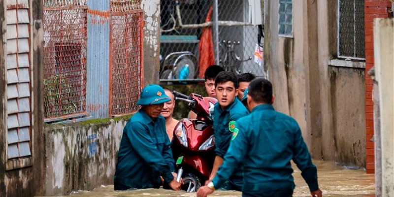 Вьетнамда нөсер жауыннан қалаларды су басты