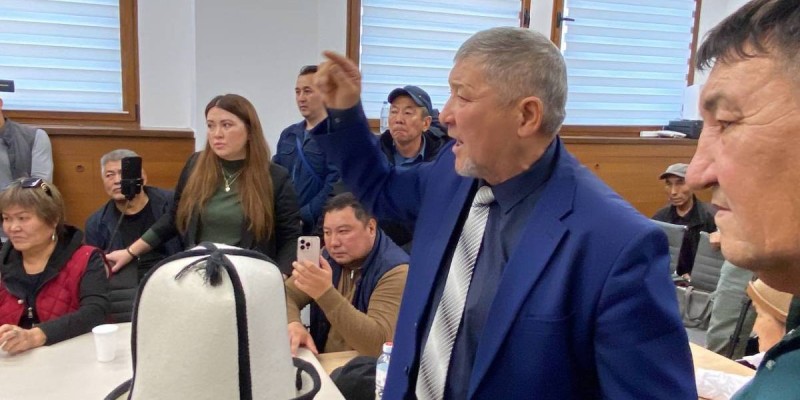 «Бізге қазақ мектебі керек» — алматылықтар әкімдікке барды