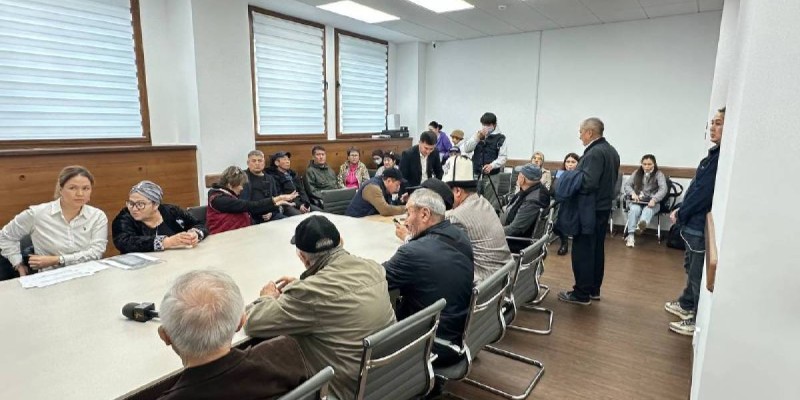 "Балаңды орысша оқытпа, мәңгүрт болып қалады" – Алматыдағы мектеп дауы