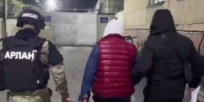 Алматыда шенеуніктен ақша бопсалады деген күдікпен блогер-журналист ұсталды