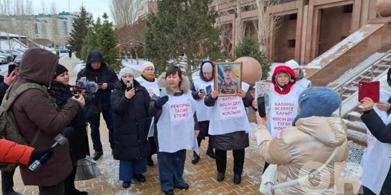 Әскерде қаза болған сарбаздардың аналары Астанада митингке шықты