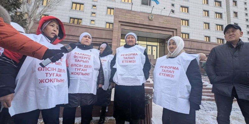 Әскерде қаза тапқан сарбаздардың аналарын Байқоңыр аудандық полиция басқармасына алып кетті