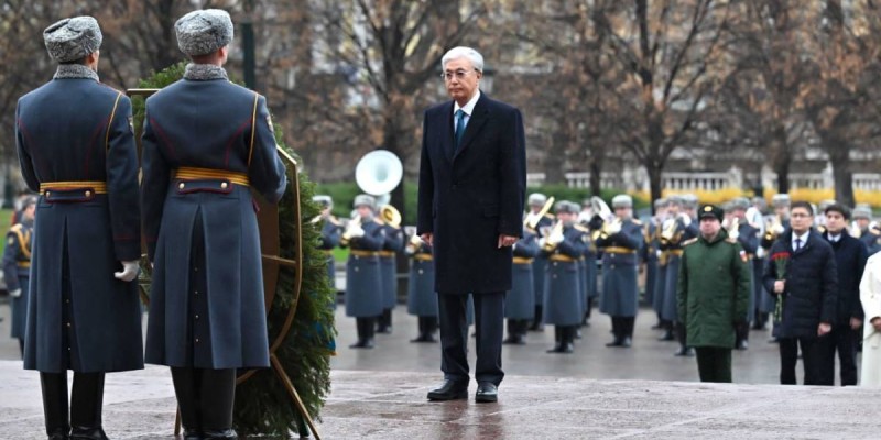 Мемлекет басшысы «Белгісіз жауынгер бейіті» ескерткіш мемориалына гүл шоғын қойды