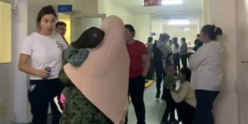 «Күткенімізге үш сағат болды»: Астана жұқпалы аурулар ауруханасындағы кезектің видеосы тарады