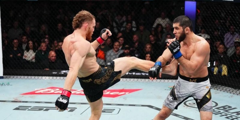 Ислам Махачев UFC-тің жартылай орта салмақ дәрежесінде чемпион атанды