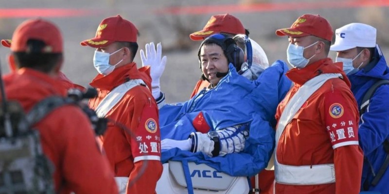 Космоста ұзақ уақыт қалып қойған қытайлық ғарышкерлер Жерге оралды