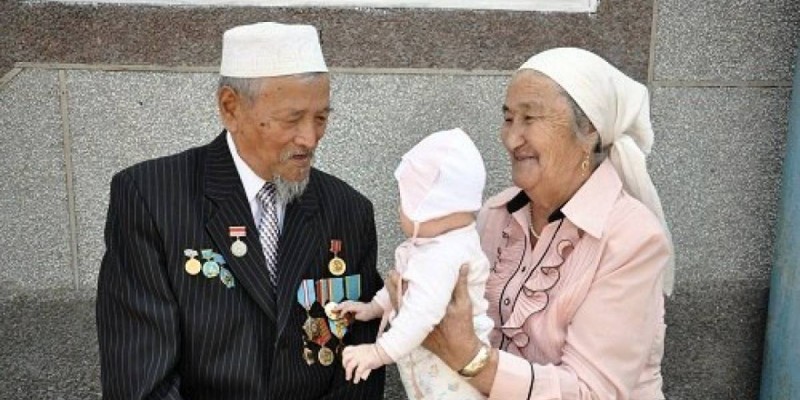 "Баланы ата-әжеге берген дұрыс па?": Танымал журналистің сөзі көпшілікке ой салды