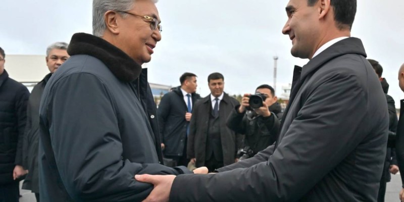 Тоқаев кіші Бердімұхамедовті әуежайдан өзі күтіп алды