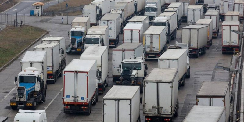 Путин Қазақстанмен шекарада жиналған жүк көліктерінің себебін түсіндірді