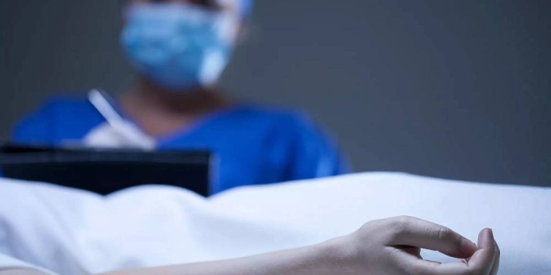 Елге танымал заңгер шаш ектіремін деп көз жұмды (ФОТО)