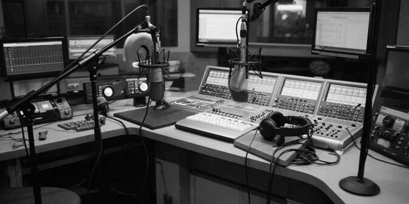 Қазақ Петербургтегі радиостанция эфирін басып алмақ болды