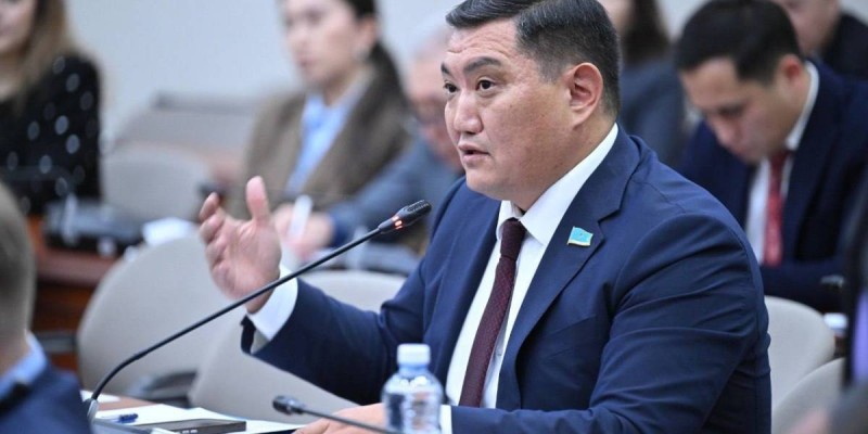 «Шалқып өмір сүргісі келеді»: депутат Базарбек өзіне банктер қысым жасап жатқанын айтты