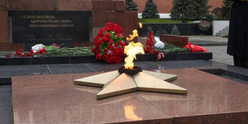 Мәңгілік алауға тауық етін қуырып жеген ер адам ұсталды