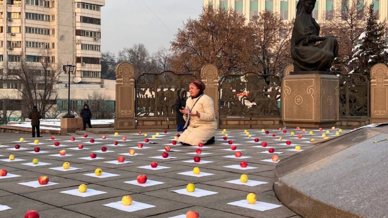 «Қаңтар қасіреті»: Алматыда еске алу митингісіне жиналғандарды прокурорлар қалай таратты.