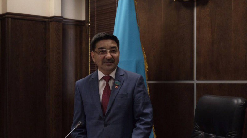 Коммунист кандидат қазақ тілін біледі екен.