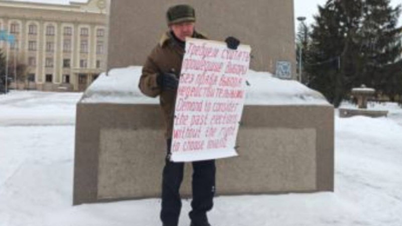 «Бізде тек бір партия»: Орал тұрғыны жалғыз адамдық пикетке шықты.