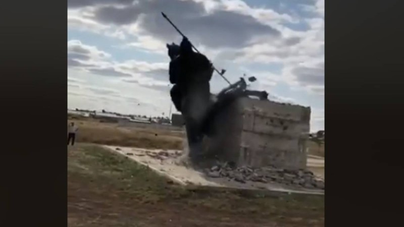 Қостанайда қазақ батырының ескерткішін құлатты (видео).