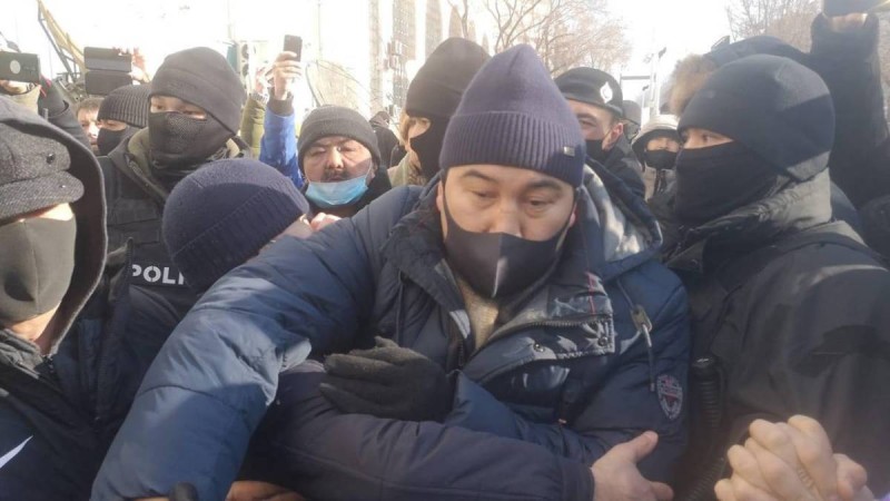 Боксшының митингке келгенінен кеткені тез болды.