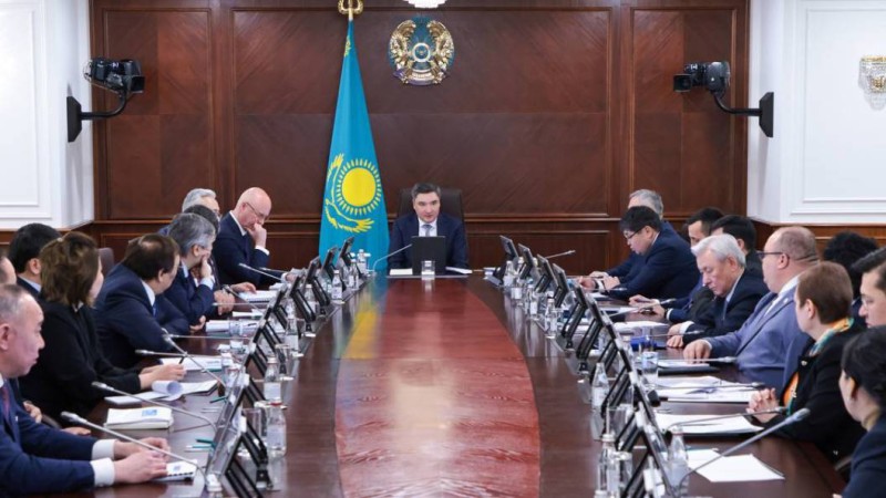 Олжас Бектенов сарапшылармен экономиканы одан әрі дамыту мәселелерін талқылады.