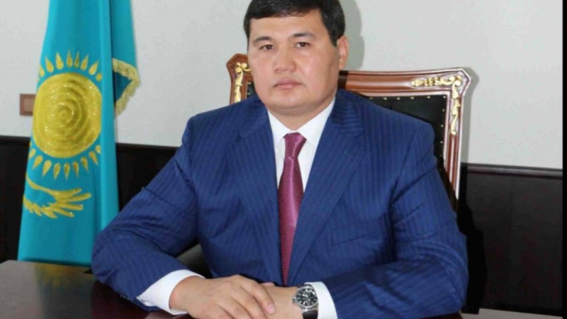 9 миллион теңгенің сағаттын таққан Нәлібаев журналистерден тұра қашты.