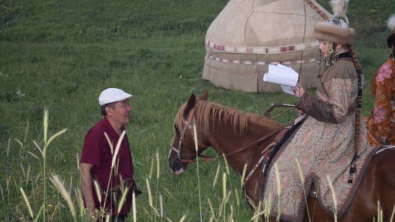 Қалың «Нұр Отан» қалғып кеткендей ауыр үнсіздікке көшті.