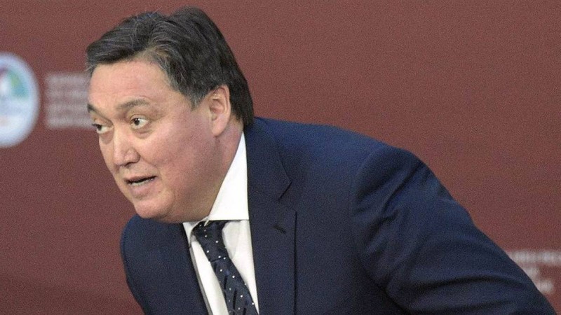 Айтары жоқ Асқар Мәмин журналистерден қашты.