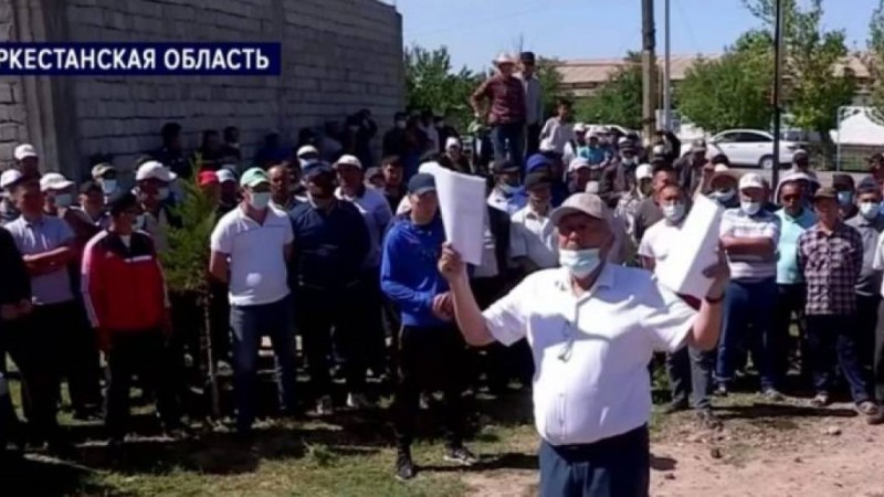 Түркістандықтар әкімдіктің ауласына малын айдап әкелді.
