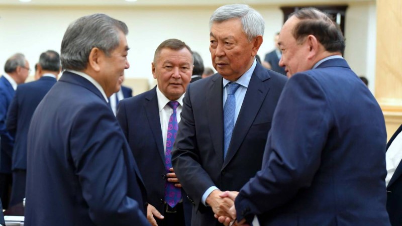 Сенат кеңесінің құрамы кілең зейнеткерлер.