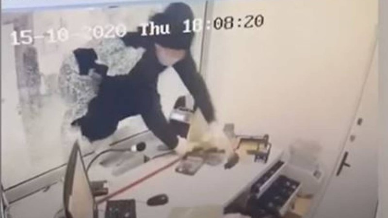 Алматыдағы Kaspi Bank бөлімшесі тоналды.