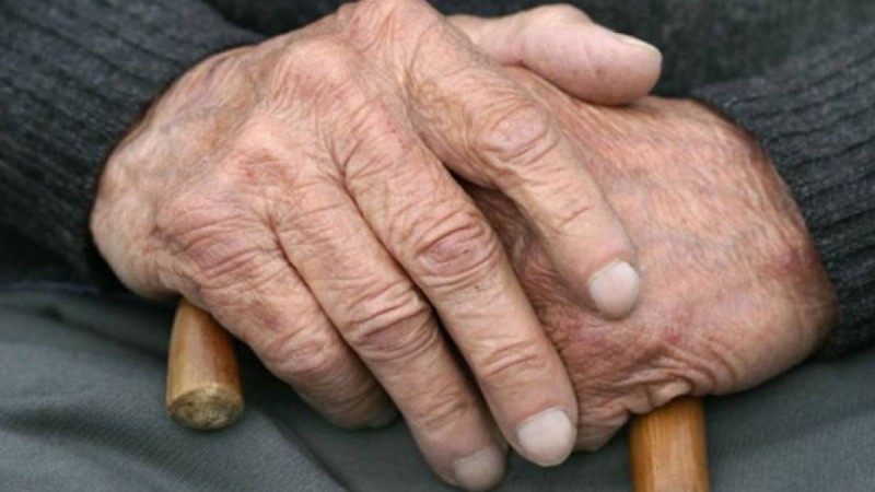 Алматыда өкпенің 70% зақымданған 95 жастағы қария ауруынан жазылды.