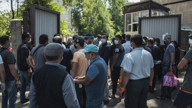 Адамдар мәйітханалар алдында сағаттап кезекте тұр.