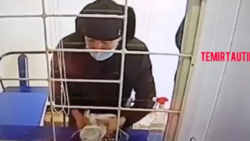 Қарағандыда кассирге бензин шашып, ақша талап етті.