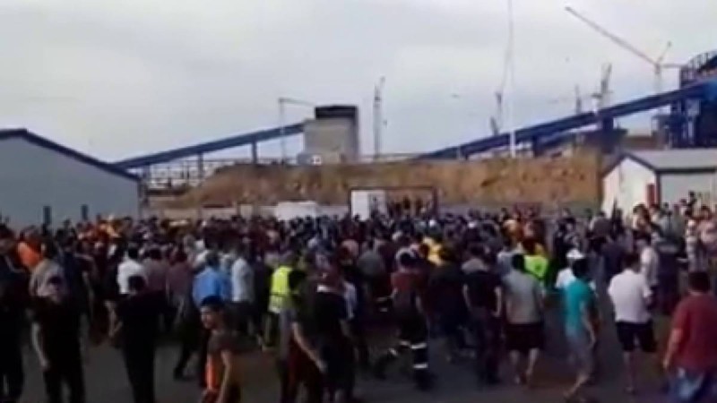 Қазақтардың шетелдік жұмысшылармен төбелесінен соң полиция жеті адамды қамауға алған.