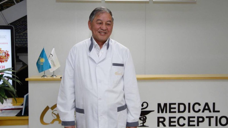 Дәрігерлерді көшеге тізіп қойған бас дәрігер мәлімдеме жасады.