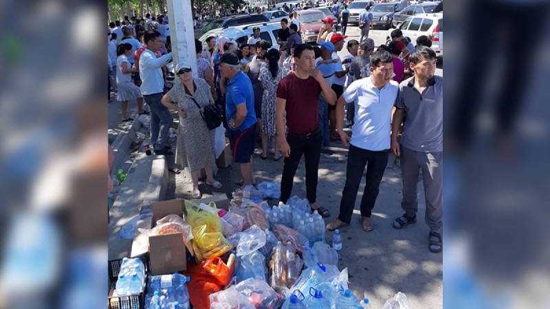 Арыстан қашқан тұрғындарға қарапайым адамдар аянбай көмектесіп жатыр.