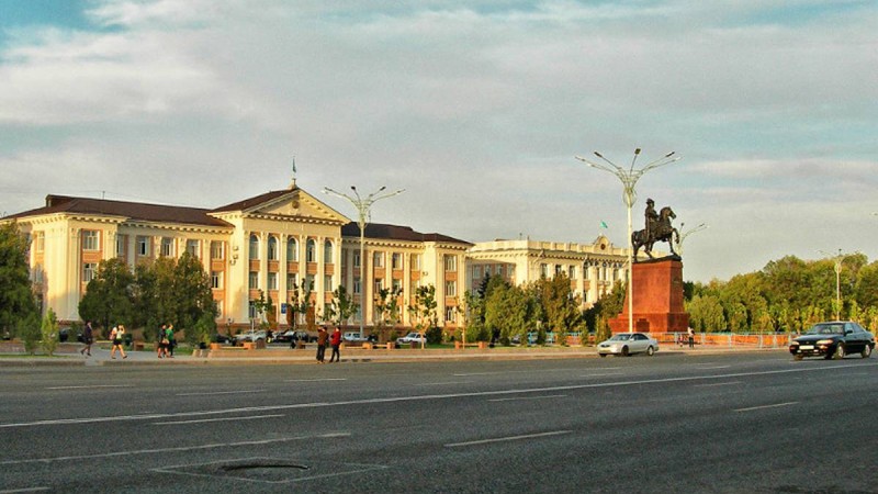Тараз қаласындағы «Достық» алаңын Назарбаевтың атына беру туралы шешім талқылауға шығарылды.