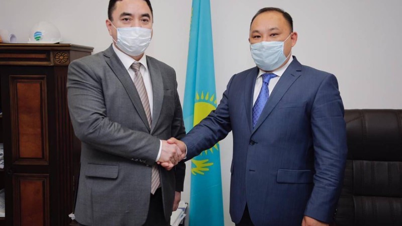 Атырауда екі шенеунік 182 млн теңге пара алды деген күдікке ілінді.