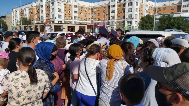 Атыраудағы тегін дәріге талас: Еріктілерге айыппұл салынуы мүмкін (видео).