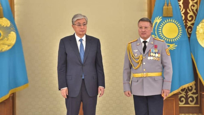 Казиноға барып аты шыққан Атырау облысы полиция департаментінің бастығына кәсіпкер ат мінгізді (видео).